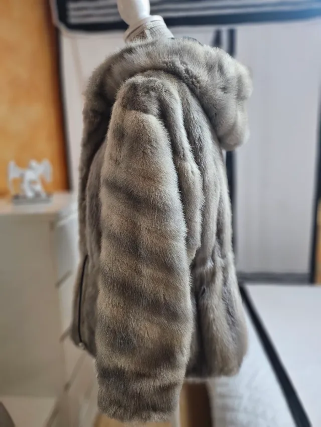 Abrigo de piel sintética con capucha