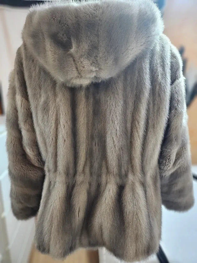 Abrigo de piel sintética con capucha