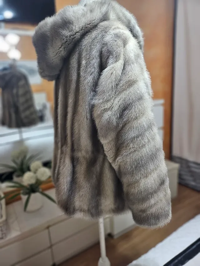 Abrigo de piel sintética con capucha