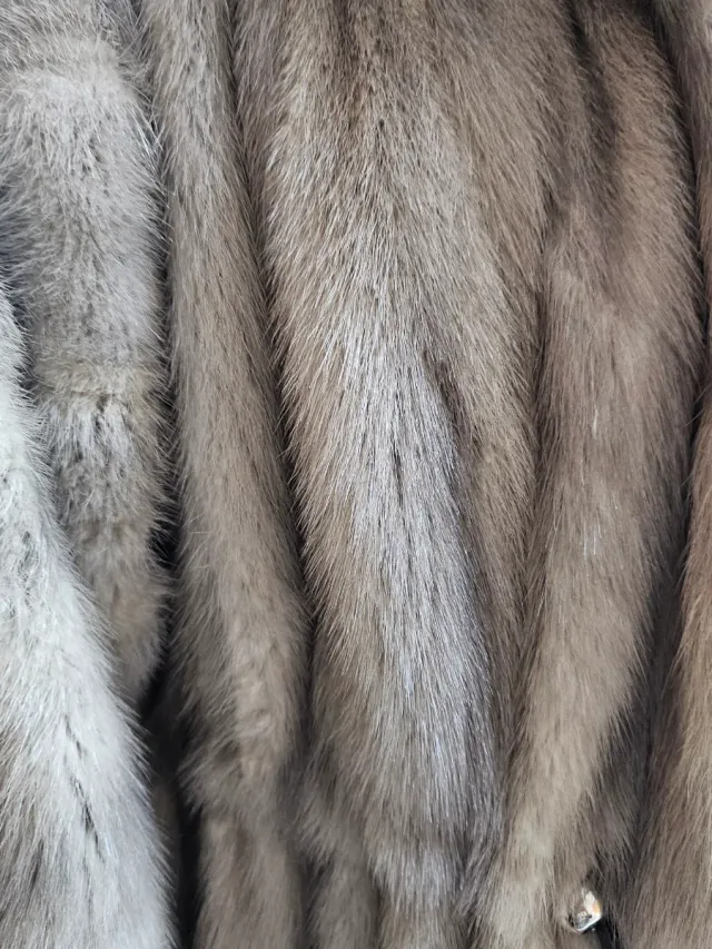 Abrigo de piel sintética con capucha