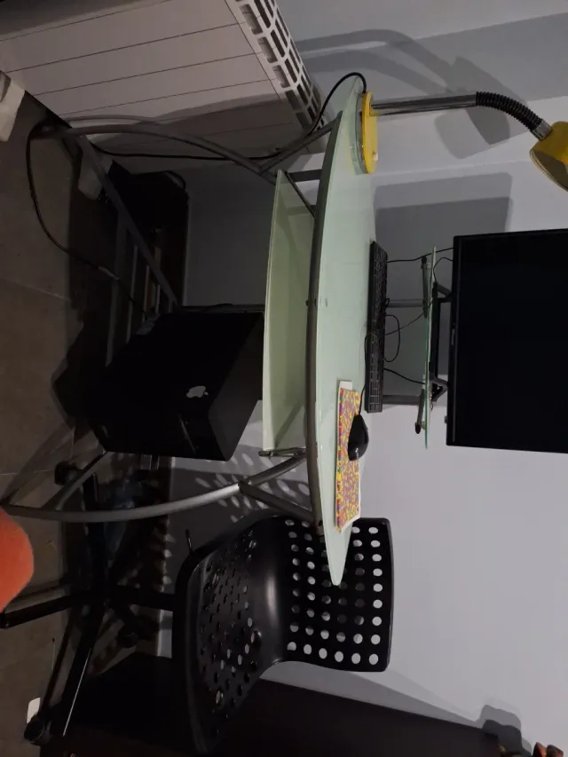 Escritorio juvenil triangular cristal y metal