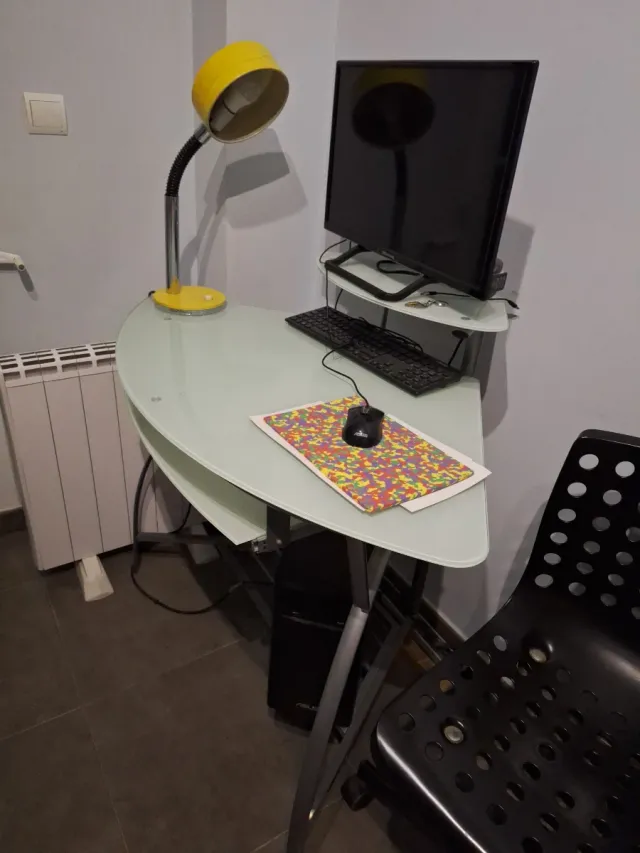 Escritorio juvenil triangular cristal y metal