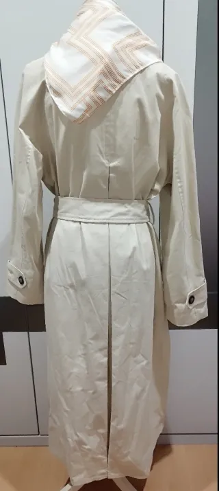 Gabardina larga pañuelo. Zara.