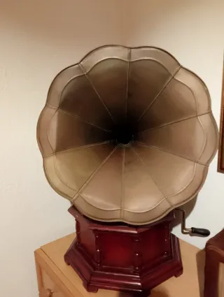 Gramola antigua de madera