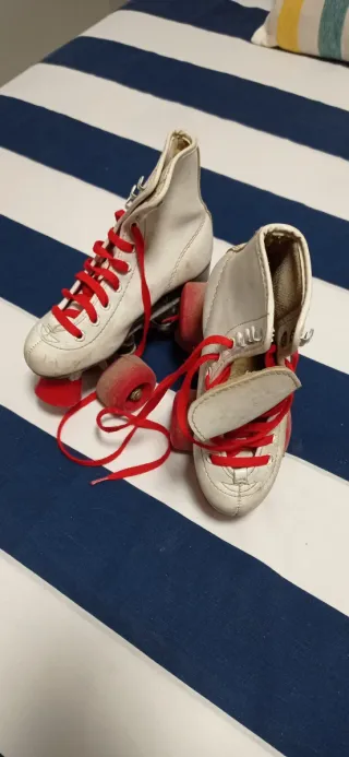 Patines infantiles blancos con cordones rojos