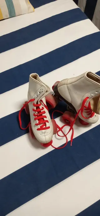 Patines infantiles blancos con cordones rojos