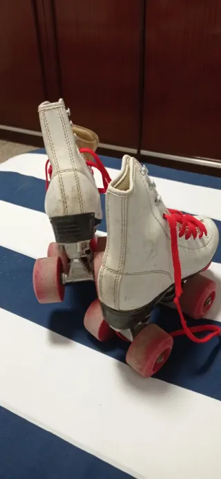 Patines infantiles blancos con cordones rojos