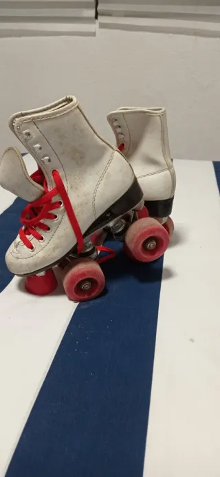 Patines infantiles blancos con cordones rojos