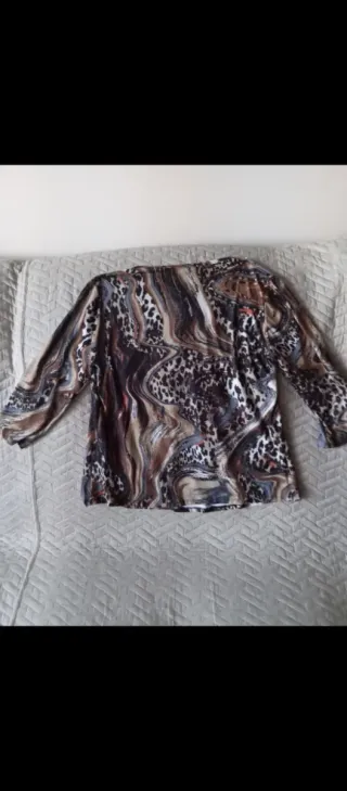 Blusa cuello redondo manga 3/4 estampada