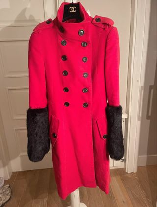 Abrigo rojo con puños de piel pelo negro