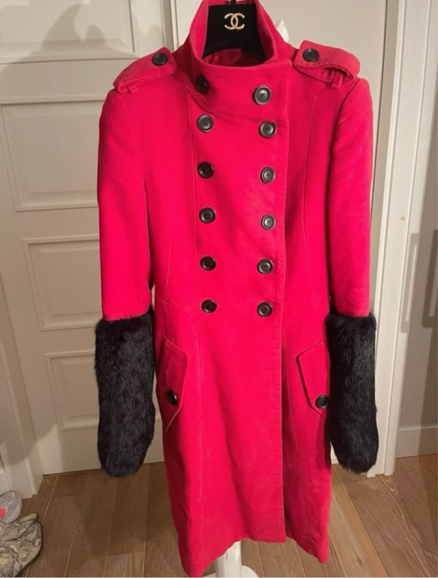 Abrigo rojo con puños de piel pelo negro