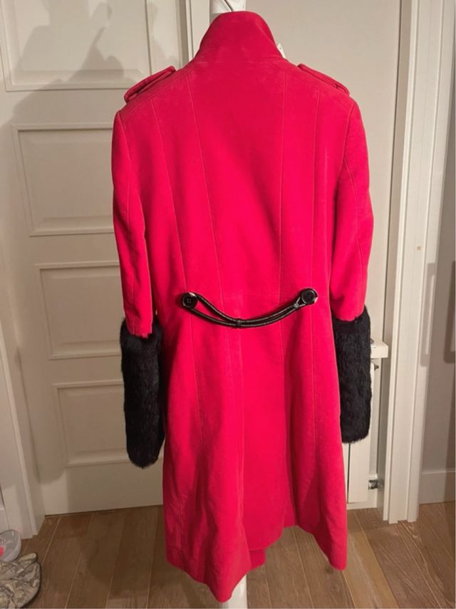 Abrigo rojo con puños de piel pelo negro