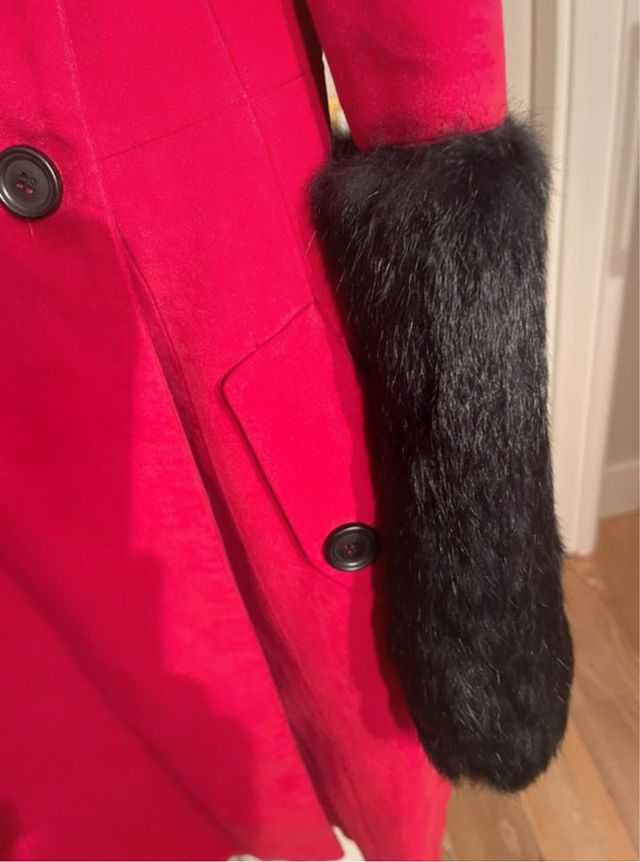 Abrigo rojo con puños de piel pelo negro