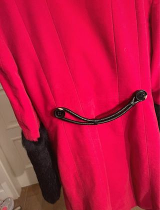 Abrigo rojo con puños de piel pelo negro