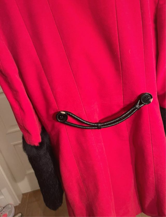 Abrigo rojo con puños de piel pelo negro
