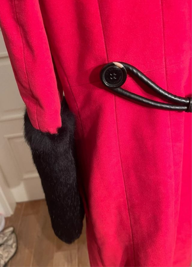 Abrigo rojo con puños de piel pelo negro