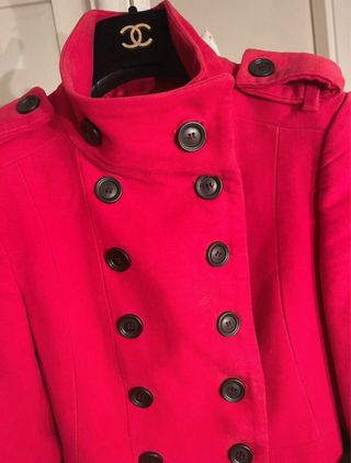 Abrigo rojo con puños de piel pelo negro