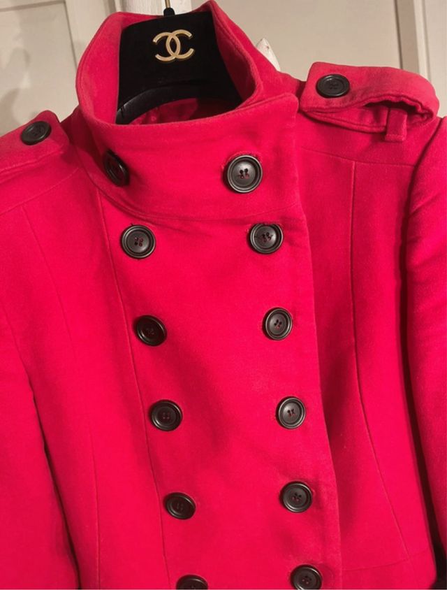 Abrigo rojo con puños de piel pelo negro