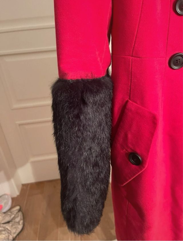 Abrigo rojo con puños de piel pelo negro