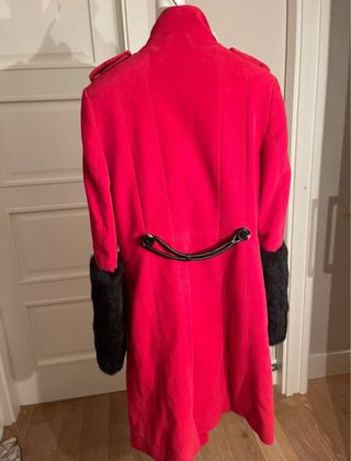 Abrigo rojo con puños de piel pelo negro