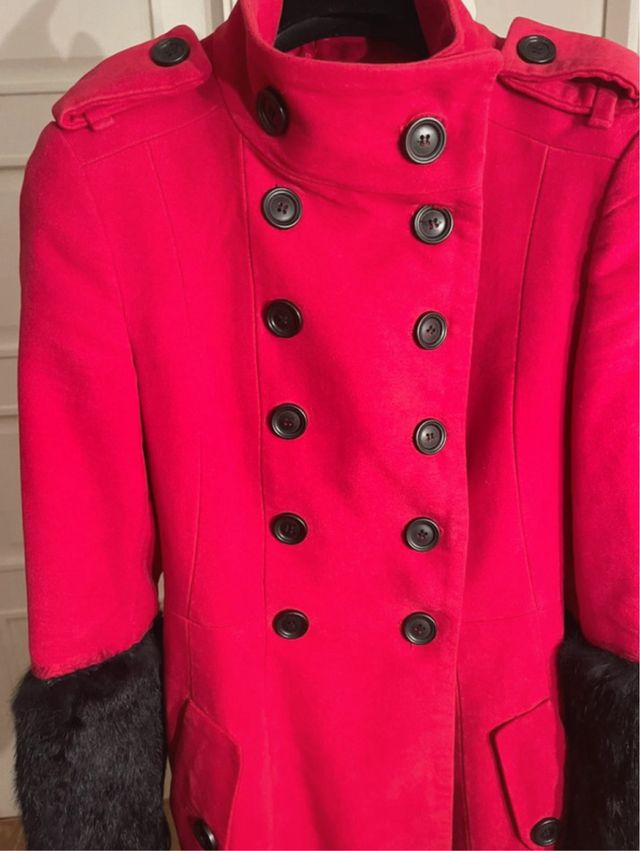 Abrigo rojo con puños de piel pelo negro