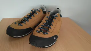 Zapatillas trekking Quechua marrones y negras
