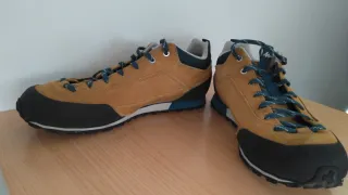 Zapatillas trekking Quechua marrones y negras