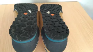 Zapatillas trekking Quechua marrones y negras