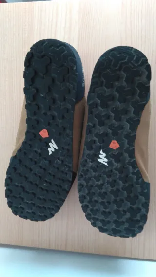 Zapatillas trekking Quechua marrones y negras