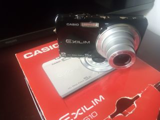 Cámara Casio EXILIM 14.1 MP 5x Zoom sin cargador