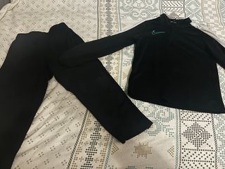 Chándal fino Nike negro y blanco talla 5/6 años