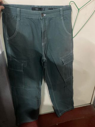 Pantalón cargo Bershka verde militar