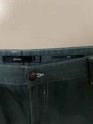 Pantalón cargo Bershka verde militar