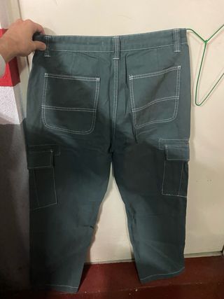Pantalón cargo Bershka verde militar