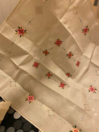 Tovaglietta e tovaglioli ricamati