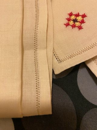 Tovaglietta e tovaglioli ricamati