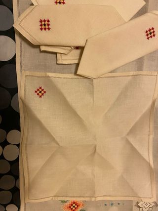 Tovaglietta e tovaglioli ricamati