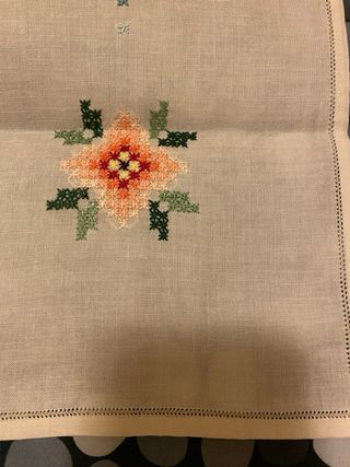 Tovaglietta e tovaglioli ricamati