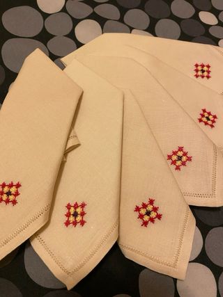 Tovaglietta e tovaglioli ricamati