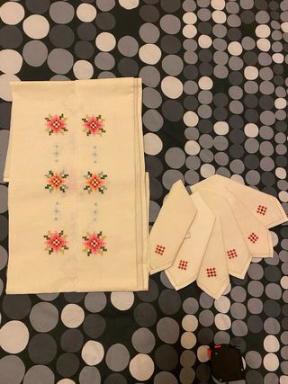 Tovaglietta e tovaglioli ricamati