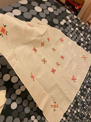 Tovaglietta e tovaglioli ricamati