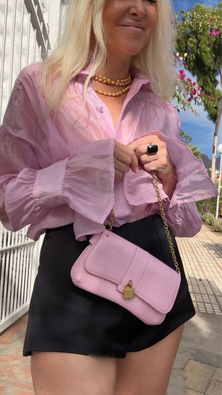 Bolso Rosa con Cadena Dorada · Estilo Acolchado