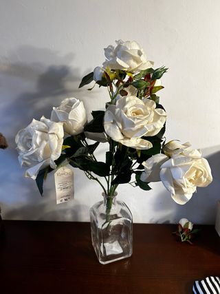 Rose artificiali bianche in vaso