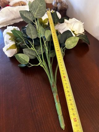 Rose artificiali bianche in vaso