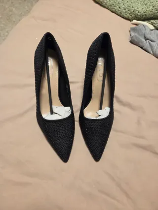 Zapatos de tacón negros con pedrería