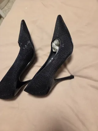 Zapatos de tacón negros con pedrería