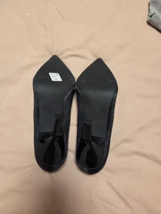 Zapatos de tacón negros con pedrería