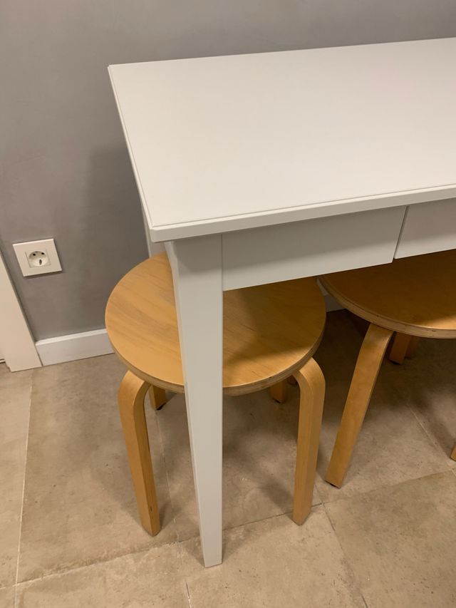Mesa de cocina de madera blanca