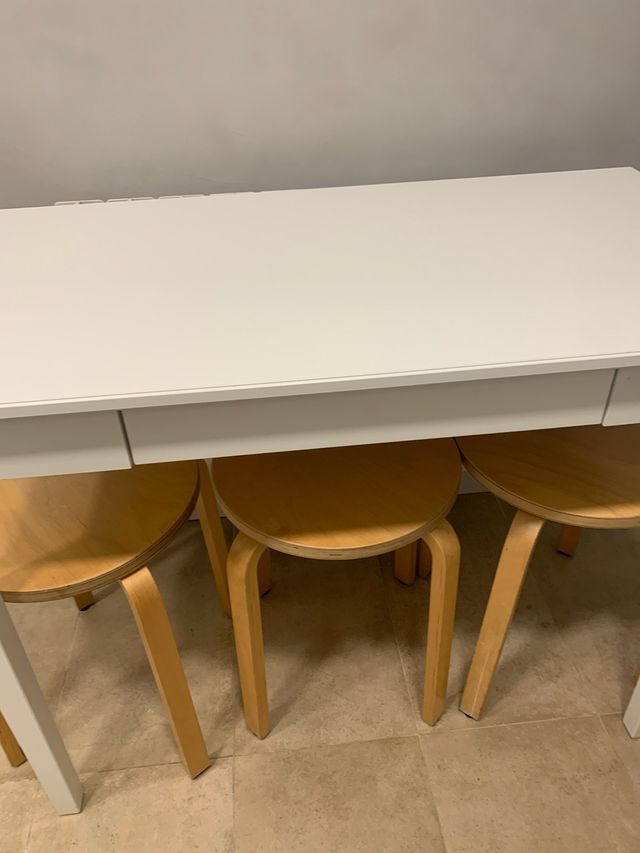 Mesa de cocina de madera blanca