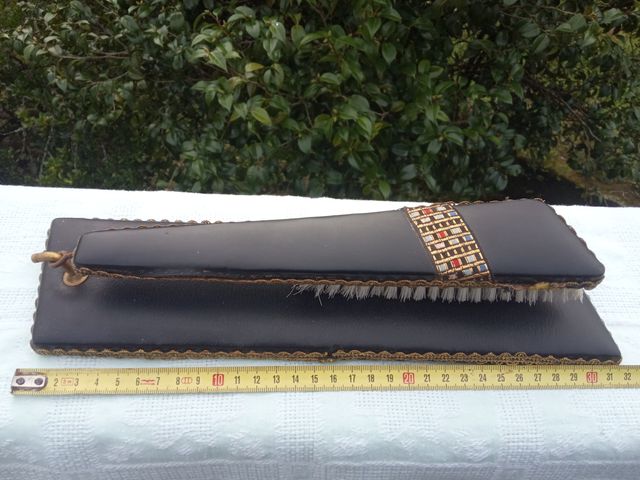 Antigo escovas para roupas com suporte para pendurar